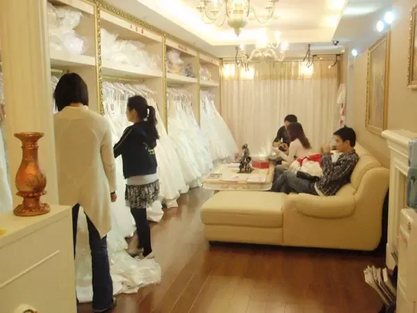 Guangzhou Haizhu District Mingshangsha Wedding Dress Store - Clothing reference image 5